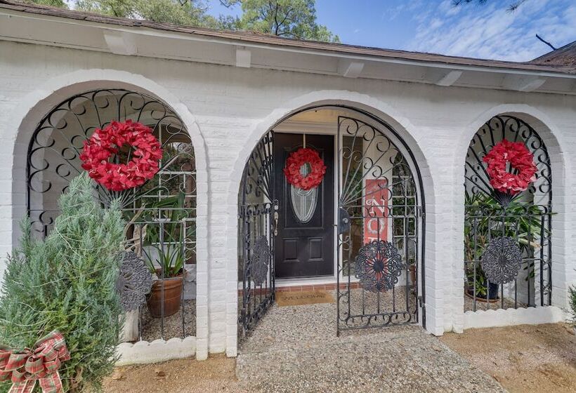 Chic Houston Home W/ Patio, Near Old Town Spring!