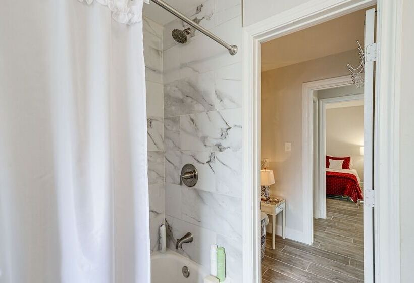 Chic Houston Home W/ Patio, Near Old Town Spring!