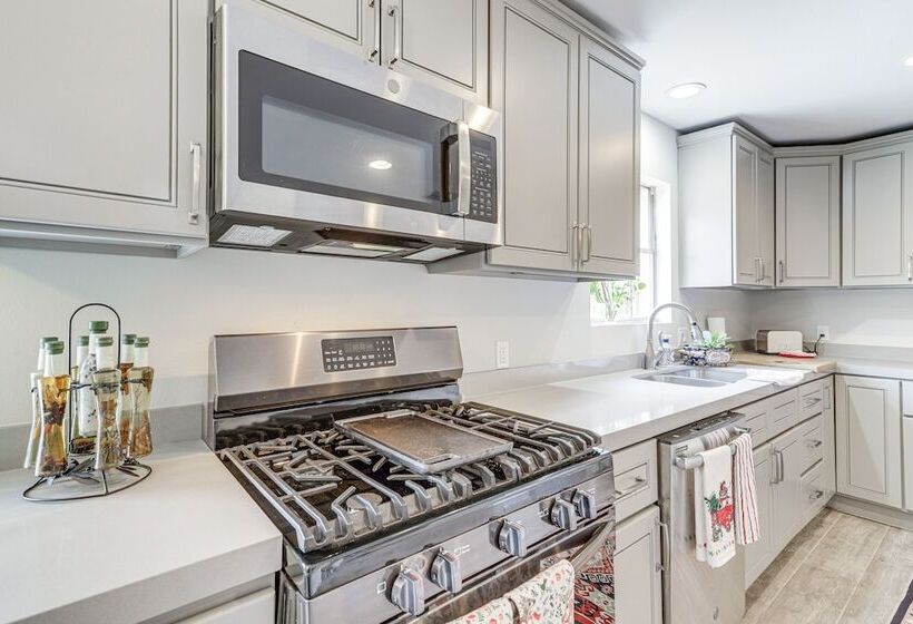 Chic Houston Home W/ Patio, Near Old Town Spring!