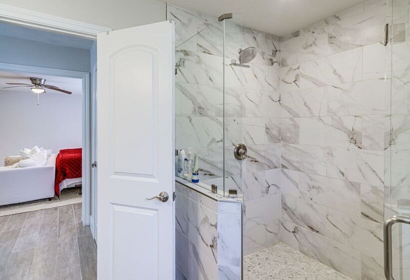 Chic Houston Home W/ Patio, Near Old Town Spring!