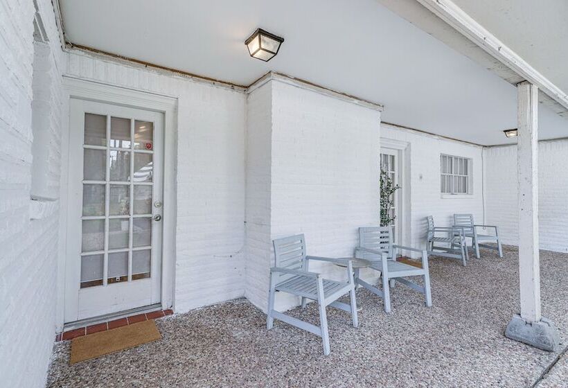 Chic Houston Home W/ Patio, Near Old Town Spring!
