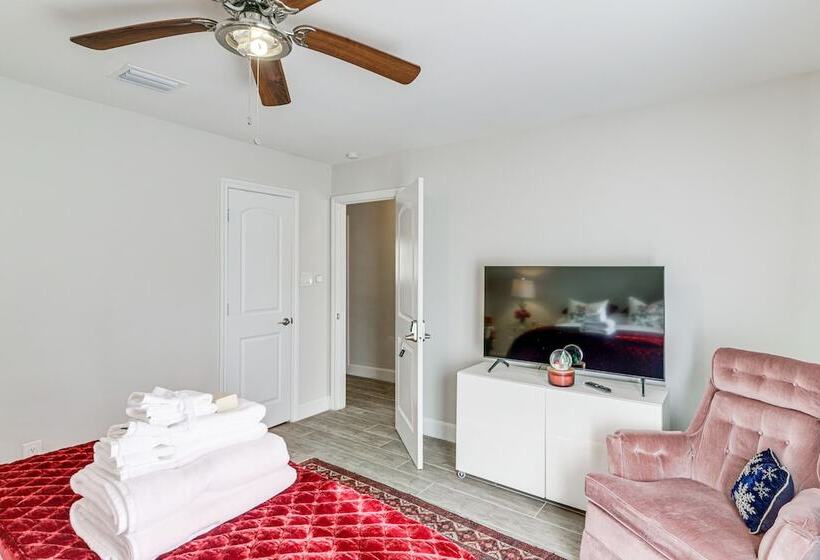 Chic Houston Home W/ Patio, Near Old Town Spring!