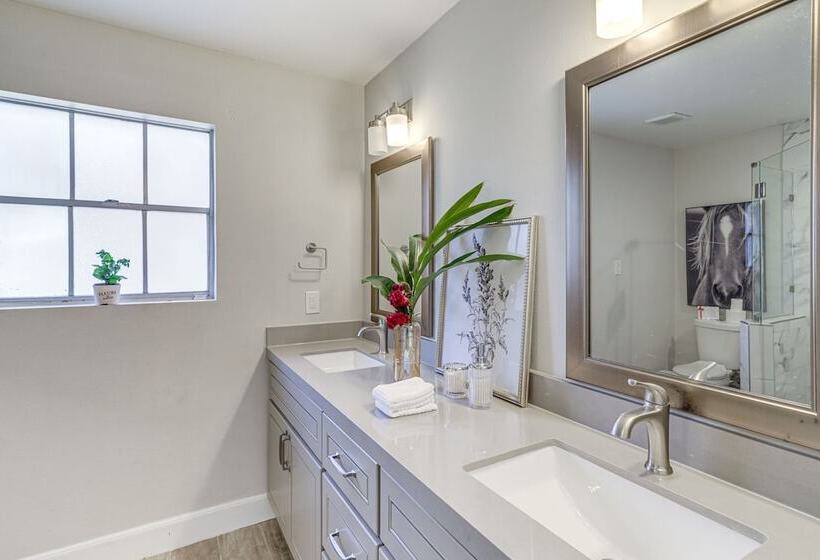 Chic Houston Home W/ Patio, Near Old Town Spring!