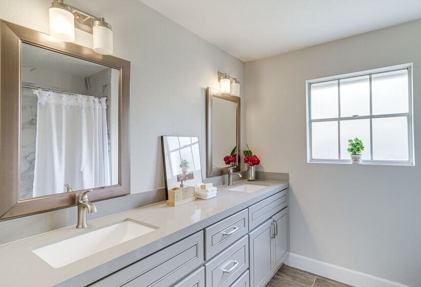 Chic Houston Home W/ Patio, Near Old Town Spring!