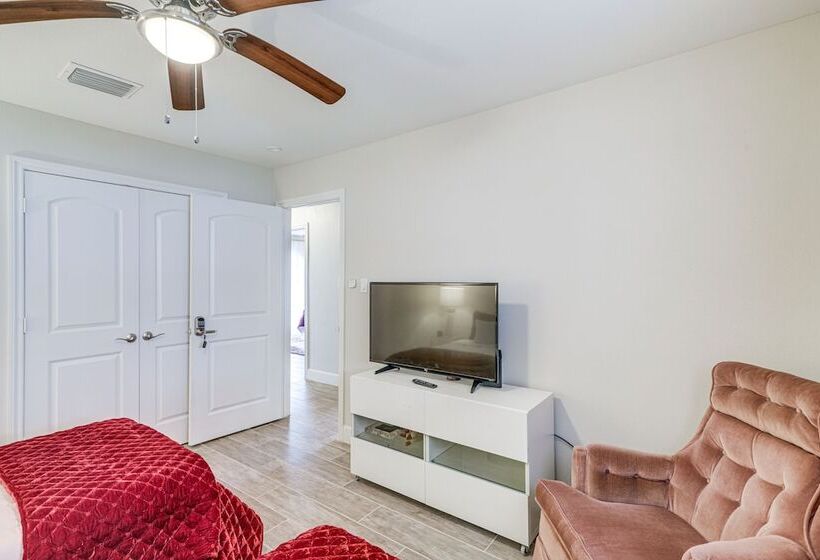 Chic Houston Home W/ Patio, Near Old Town Spring!