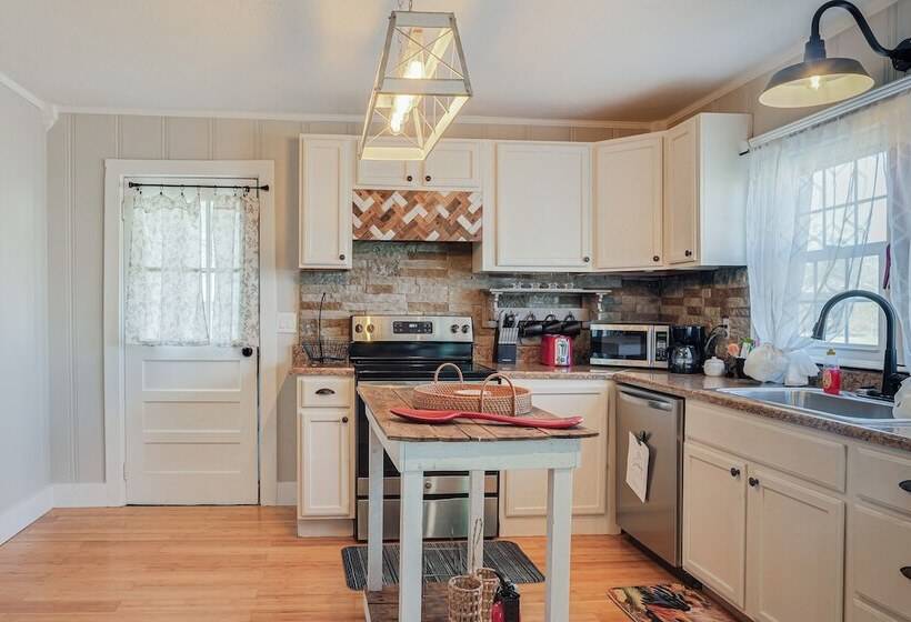 Cozy Shelbyville Home Near Hiking & Distilleries!