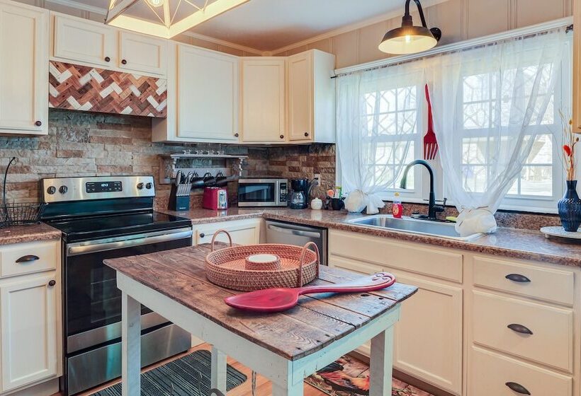 Cozy Shelbyville Home Near Hiking & Distilleries!