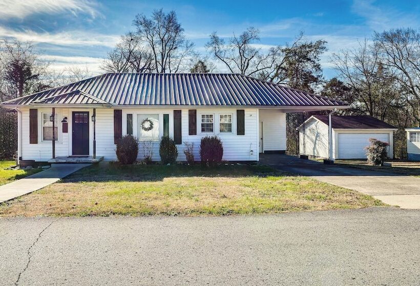 Cozy Shelbyville Home Near Hiking & Distilleries!