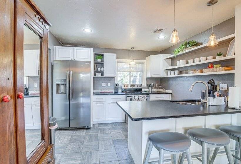 Cozy Tulsa Home W/ Deck ~ 4 Mi To Downtown!