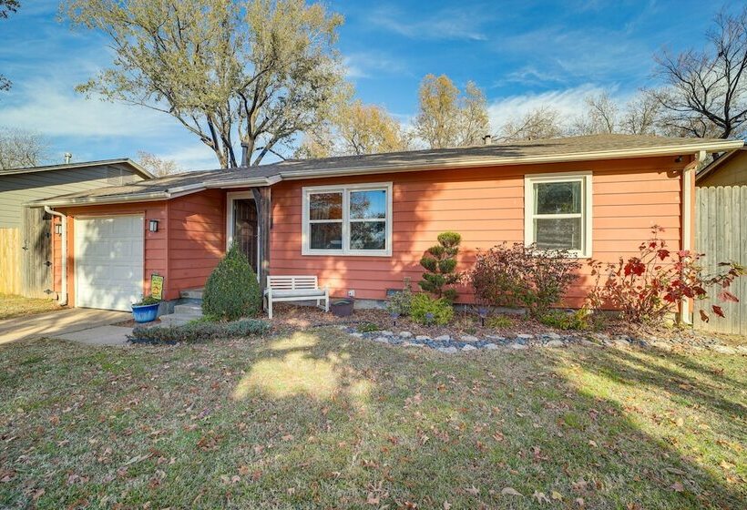 Cozy Tulsa Home W/ Deck ~ 4 Mi To Downtown!