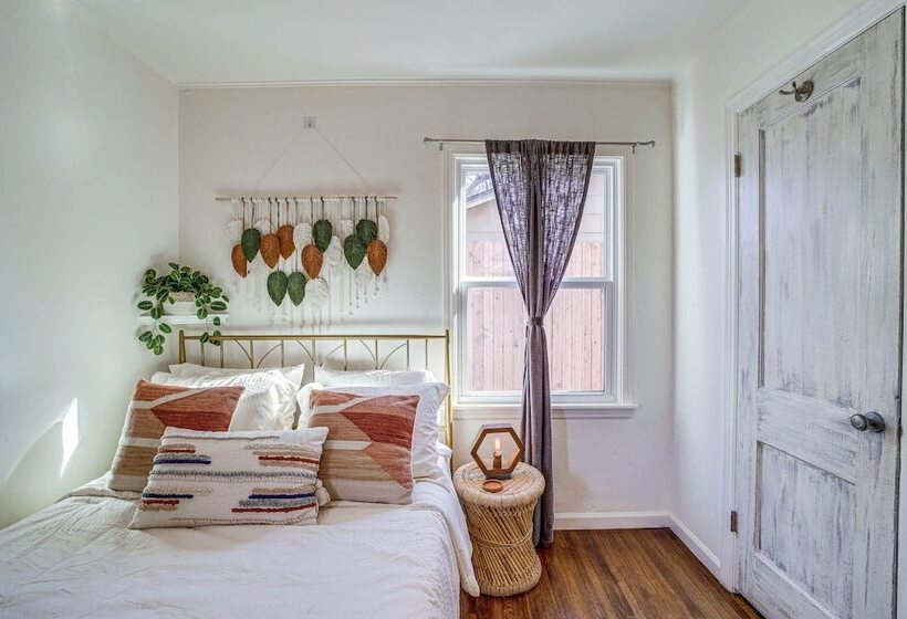 Cozy Tulsa Home W/ Deck ~ 4 Mi To Downtown!