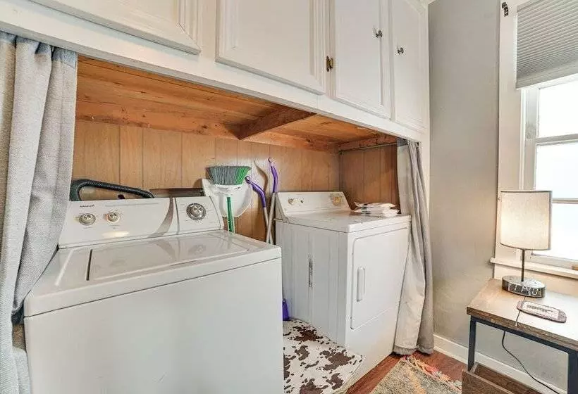 Family Friendly Cabin: Walk To Lake Access!