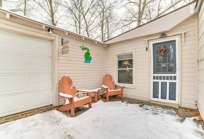 Family Friendly Cabin: Walk To Lake Access!