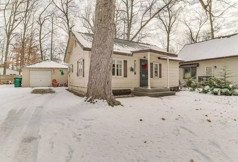 Family Friendly Cabin: Walk To Lake Access!