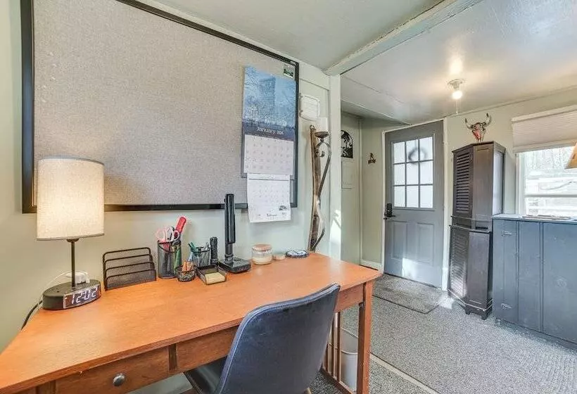 Family Friendly Cabin: Walk To Lake Access!