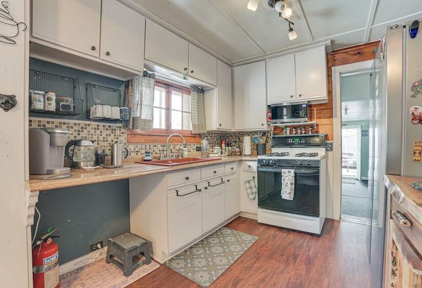 Family Friendly Cabin: Walk To Lake Access!