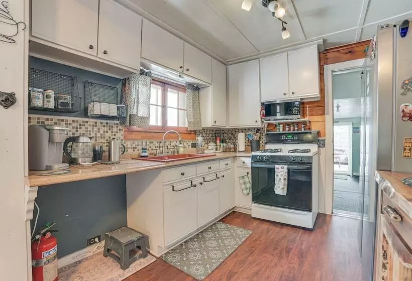 Family Friendly Cabin: Walk To Lake Access!