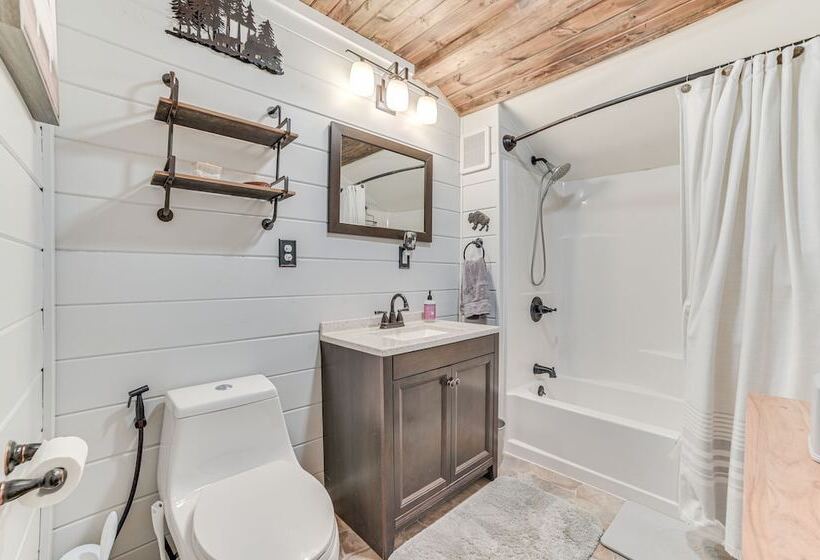 Family Friendly Cabin: Walk To Lake Access!