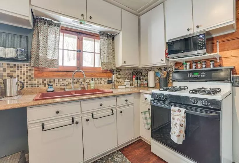 Family Friendly Cabin: Walk To Lake Access!