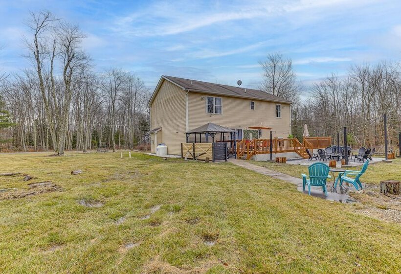 Family Friendly Poconos Home W/ Hot Tub!