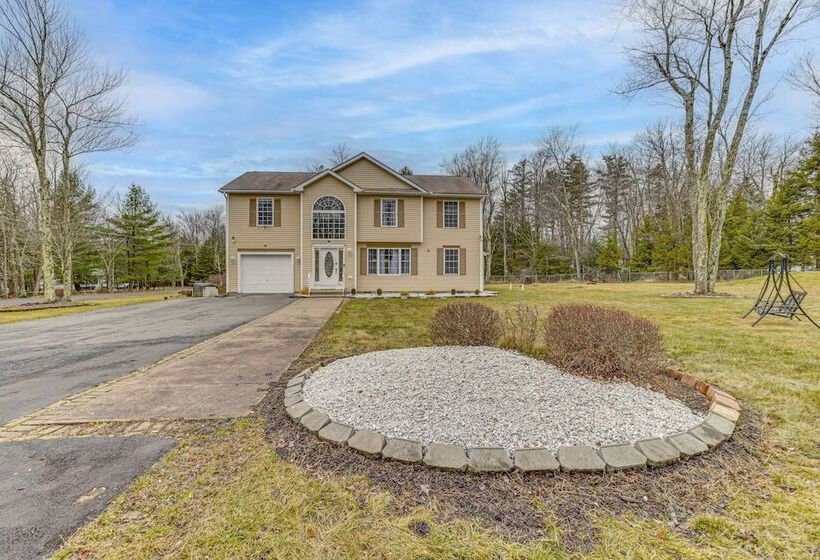 Family Friendly Poconos Home W/ Hot Tub!