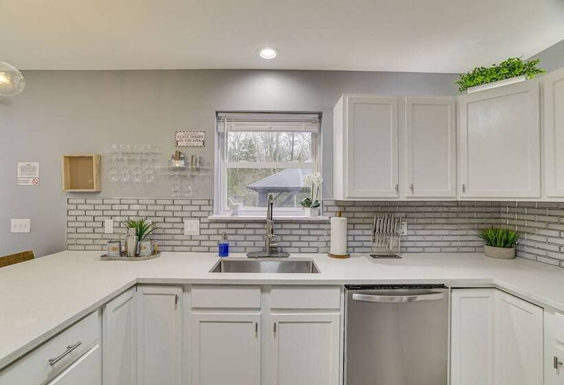 Family Friendly Poconos Home W/ Hot Tub!