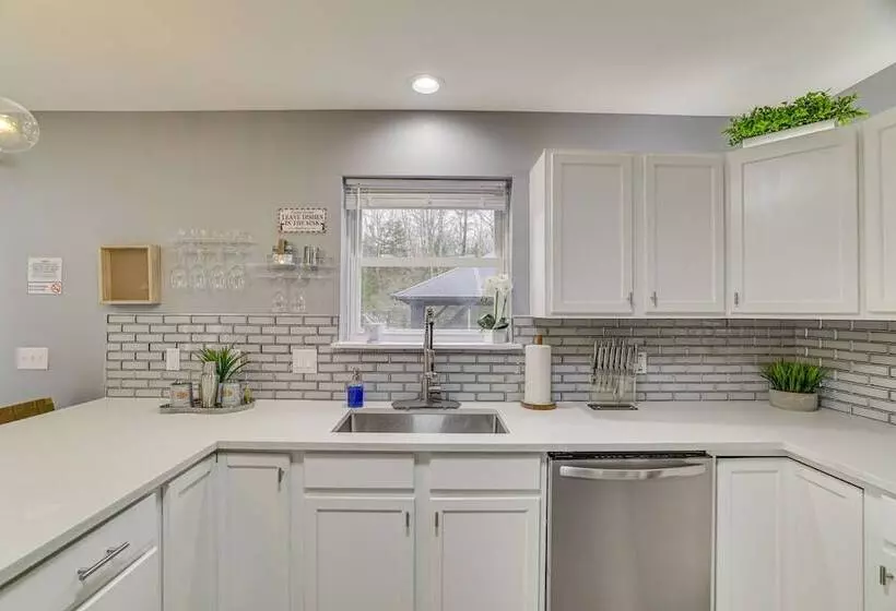 Family Friendly Poconos Home W/ Hot Tub!