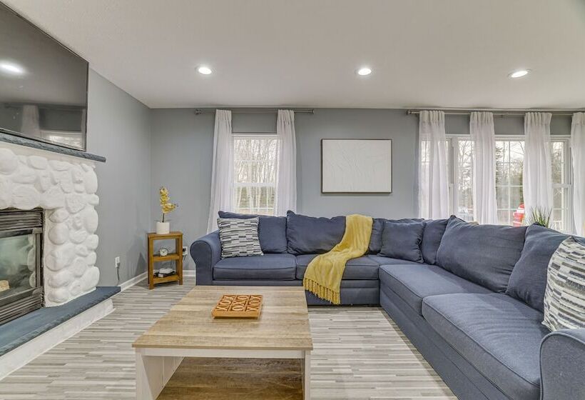 Family Friendly Poconos Home W/ Hot Tub!