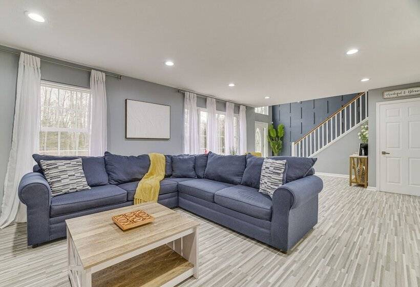 Family Friendly Poconos Home W/ Hot Tub!