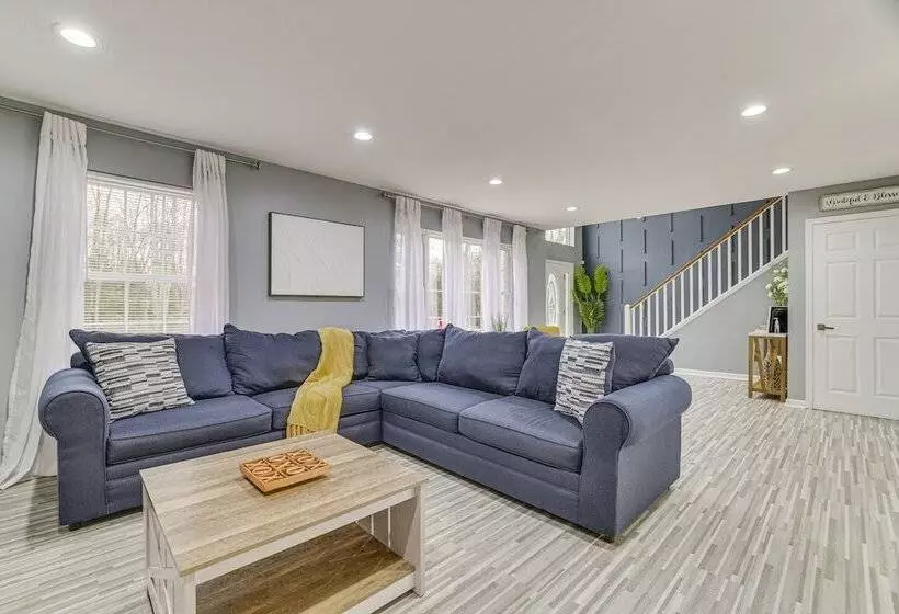 Family Friendly Poconos Home W/ Hot Tub!