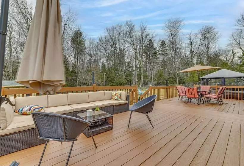Family Friendly Poconos Home W/ Hot Tub!