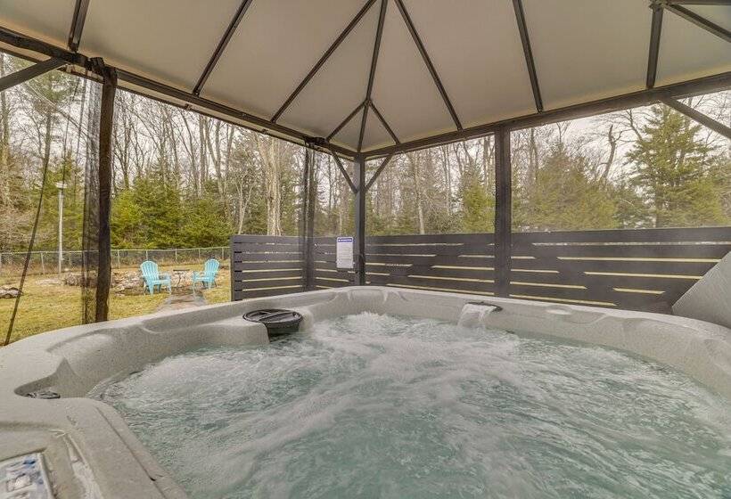 Family Friendly Poconos Home W/ Hot Tub!
