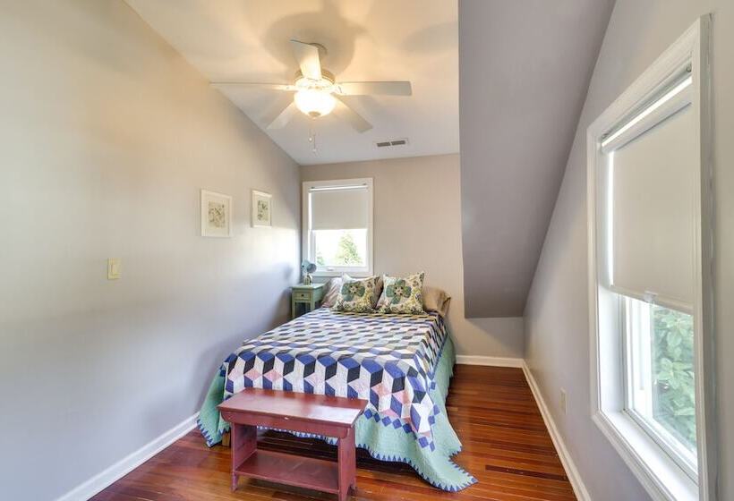 Hidden Charlottesville Home: 4 Mi To Downtown!