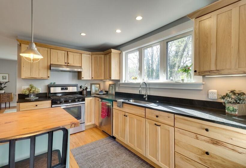 Hidden Charlottesville Home: 4 Mi To Downtown!