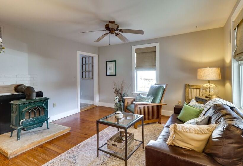 Hidden Charlottesville Home: 4 Mi To Downtown!