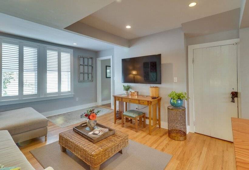 Hidden Charlottesville Home: 4 Mi To Downtown!