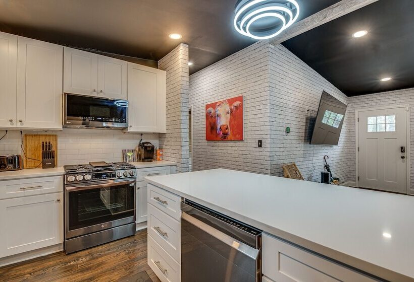 Modern Atlanta Retreat: Private Hot Tub & Yard!