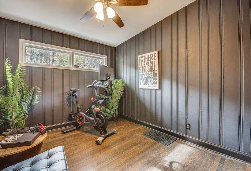 Modern Atlanta Retreat: Private Hot Tub & Yard!