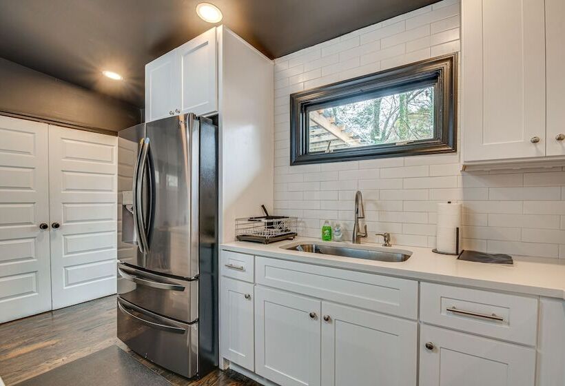 Modern Atlanta Retreat: Private Hot Tub & Yard!