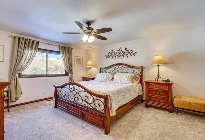 Park City Home W/ 2 Fireplaces & 2 Living Rooms!