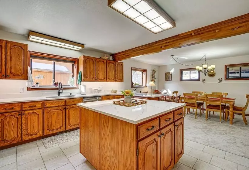 Park City Home W/ 2 Fireplaces & 2 Living Rooms!