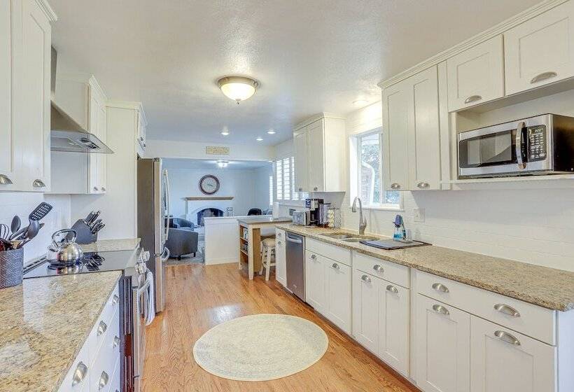 14 Mi To Denver Zoo: Pet Friendly Arvada Home