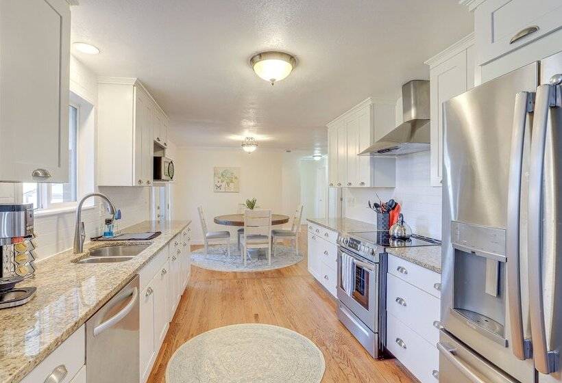 14 Mi To Denver Zoo: Pet Friendly Arvada Home