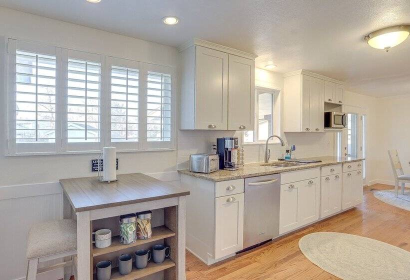 14 Mi To Denver Zoo: Pet Friendly Arvada Home