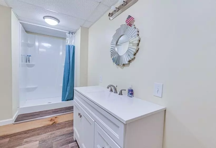 Pet Friendly New York Escape W/ Deck & Lake Views!