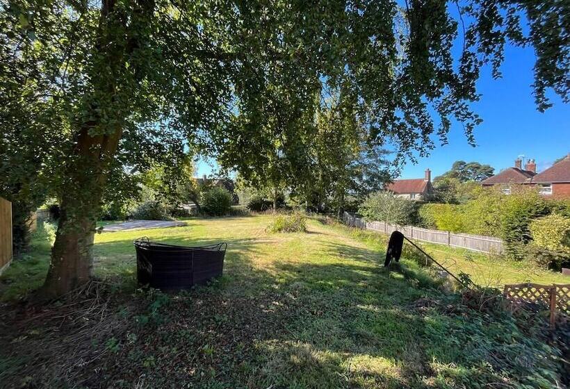 3br Fireplace Hottub Garden Parking