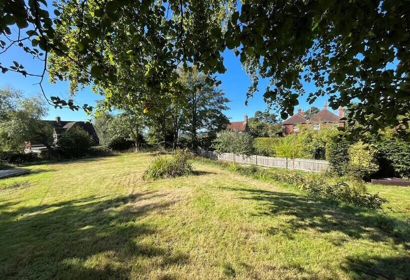 3br Fireplace Hottub Garden Parking