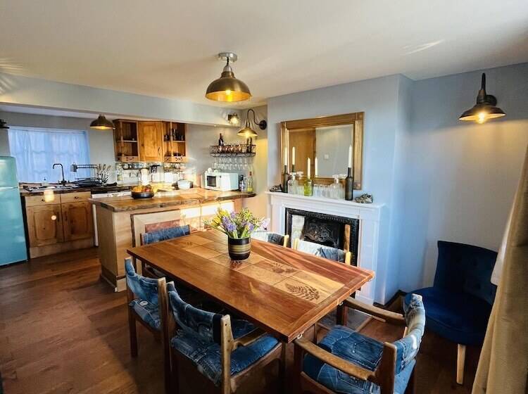 3br Fireplace Hottub Garden Parking