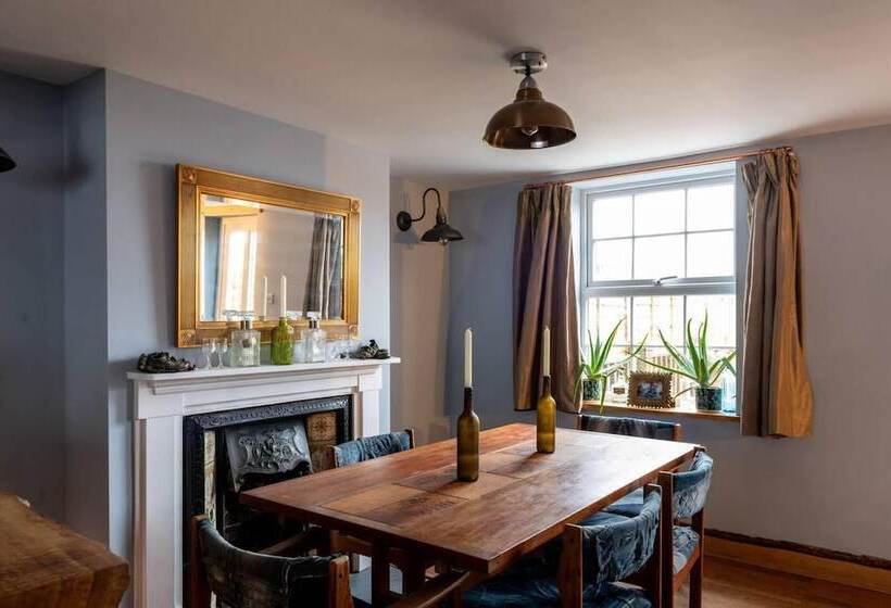 3br Fireplace Hottub Garden Parking