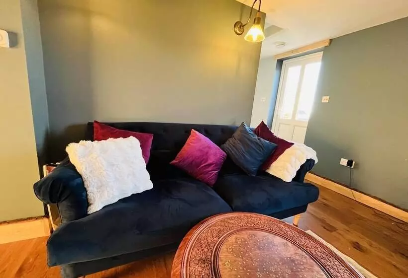 3br Fireplace Hottub Garden Parking